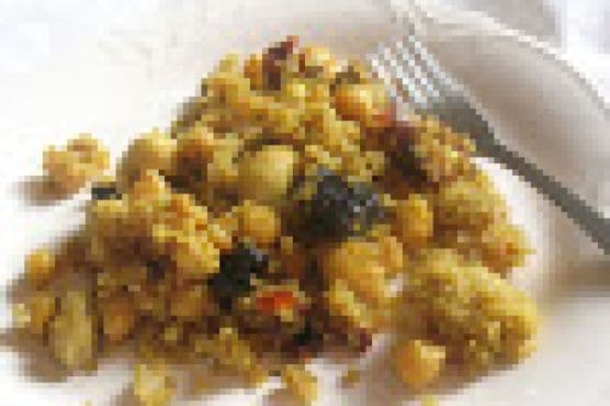 Ensalada de quinua y garbanzos con tomates secos y cerezas deshidratadas